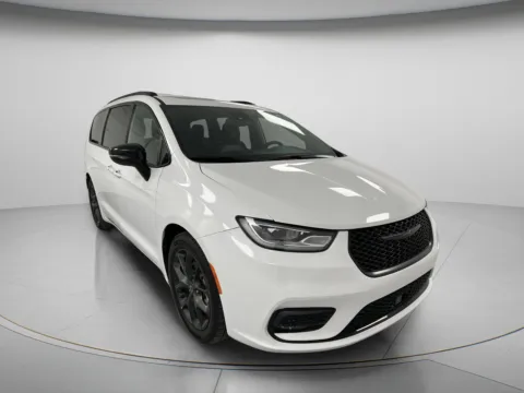 White 2025 Chrysler Pacifica Limited for sale in Chillicothe, MO