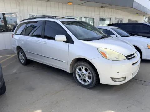 White 2004 Toyota Sienna XLE for sale in Chillicothe, MO