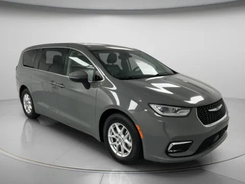 Photos of 2023 Chrysler Pacifica Touring L for sale in Chillicothe, MO at MAG CDJR