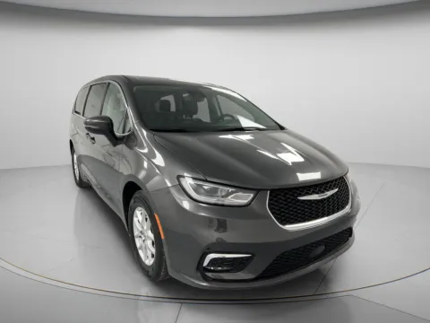 Photos of 2023 Chrysler Pacifica Touring L for sale in Chillicothe, MO at MAG CDJR