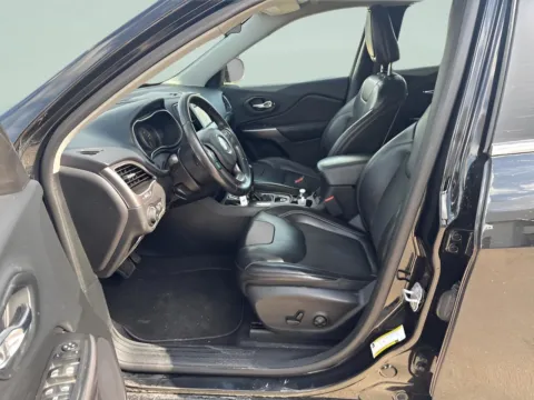 More photos of 2019 Jeep Cherokee Latitude Plus at MAG CDJR, MO