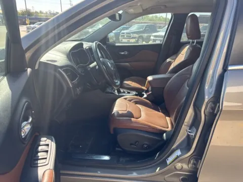 More photos of 2019 Jeep Cherokee Overland at MAG CDJR, MO