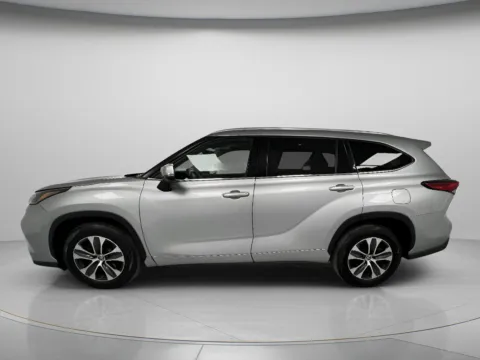 More photos of 2021 Toyota Highlander XLE at MAG CDJR, MO