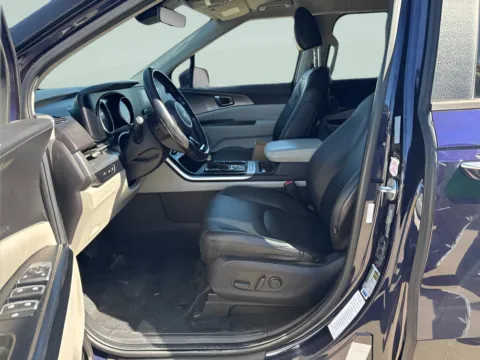 More photos of 2022 Kia Carnival LXS at MAG CDJR, MO
