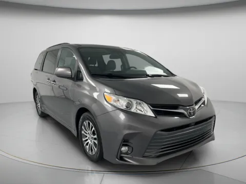 Photos of 2018 Toyota Sienna XLE Premium for sale in Chillicothe, MO at MAG CDJR