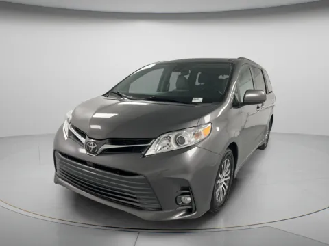 More photos of 2018 Toyota Sienna XLE Premium at MAG CDJR, MO