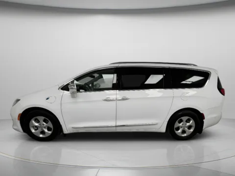 More photos of 2018 Chrysler Pacifica Hybrid Limited at MAG CDJR, MO