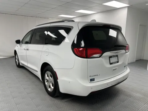 More photos of 2018 Chrysler Pacifica Hybrid Limited at MAG CDJR, MO