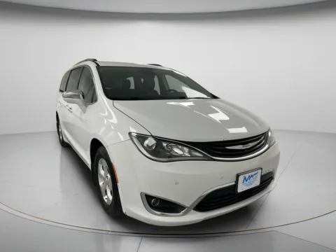 White 2018 Chrysler Pacifica Hybrid Limited for sale in Chillicothe, MO