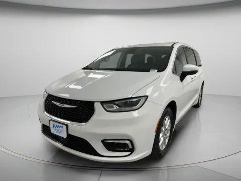 More photos of 2023 Chrysler Pacifica Touring L at MAG CDJR, MO