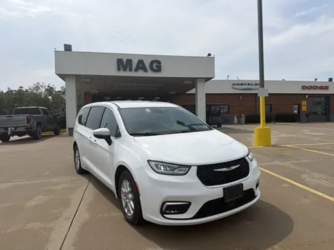White 2023 Chrysler Pacifica Touring L for sale in Chillicothe, MO