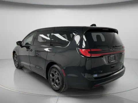 More photos of 2022 Chrysler Pacifica Hybrid Touring L at MAG CDJR, MO