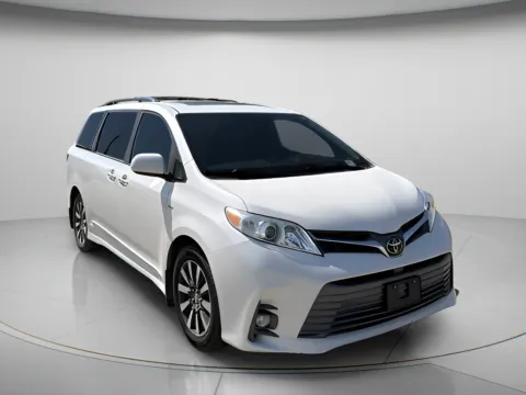 White 2019 Toyota Sienna XLE for sale in Chillicothe, MO