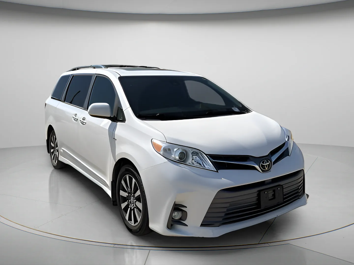 White 2019 Toyota Sienna XLE for sale in Chillicothe, MO