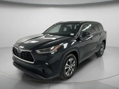 Another view of 2021 Toyota Highlander XLE for sale in Chillicothe, MO at MAG CDJR