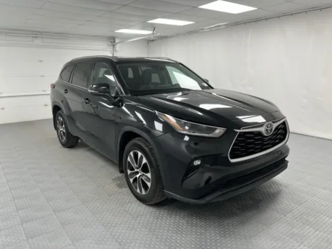 Black 2021 Toyota Highlander XLE for sale in Chillicothe, MO