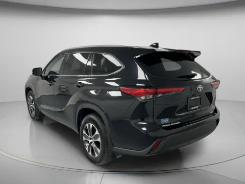 More photos of 2021 Toyota Highlander XLE at MAG CDJR, MO