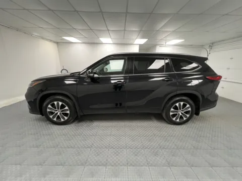 More photos of 2021 Toyota Highlander XLE at MAG CDJR, MO