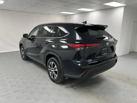 More photos of 2021 Toyota Highlander XLE at MAG CDJR, MO
