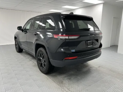 More photos of 2024 Jeep Grand Cherokee Altitude at MAG CDJR, MO