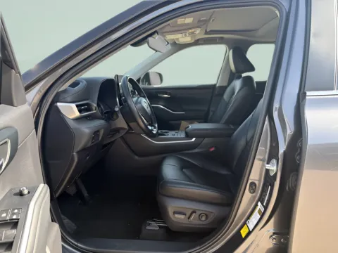 More photos of 2024 Toyota Highlander XLE at MAG CDJR, MO