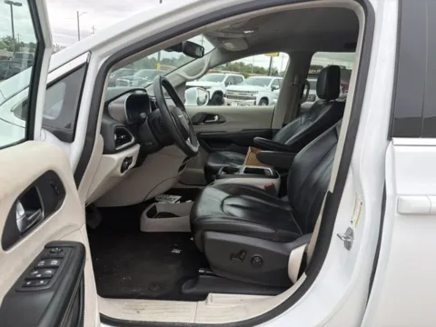 More photos of 2022 Chrysler Pacifica Touring L at MAG CDJR, MO