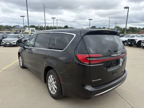 More photos of 2025 Chrysler Pacifica Select at MAG CDJR, MO