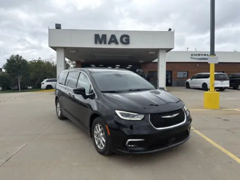 Black 2025 Chrysler Pacifica Select for sale in Chillicothe, MO