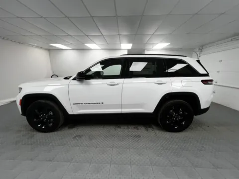 More photos of 2027 Jeep Grand Cherokee Limited at MAG CDJR, MO