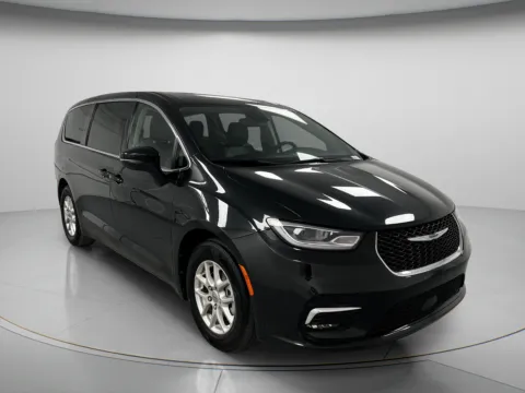 Photos of 2023 Chrysler Pacifica Touring L for sale in Chillicothe, MO at MAG CDJR