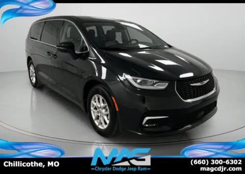 Black 2023 Chrysler Pacifica Touring L for sale in Chillicothe, MO