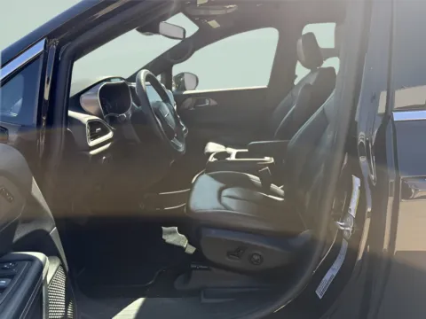 More photos of 2025 Chrysler Pacifica Select at MAG CDJR, MO
