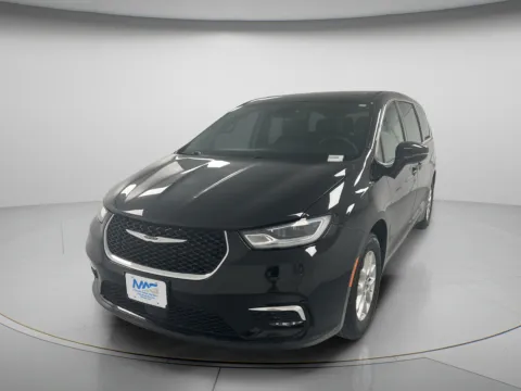 More photos of 2025 Chrysler Pacifica Select at MAG CDJR, MO