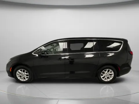 More photos of 2023 Chrysler Pacifica Touring L at MAG CDJR, MO