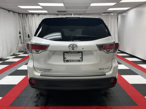 More photos of 2015 Toyota Highlander XLE at MAG CDJR, MO