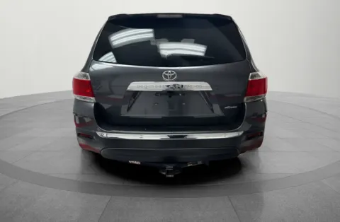 More photos of 2012 Toyota Highlander at MAG CDJR, MO