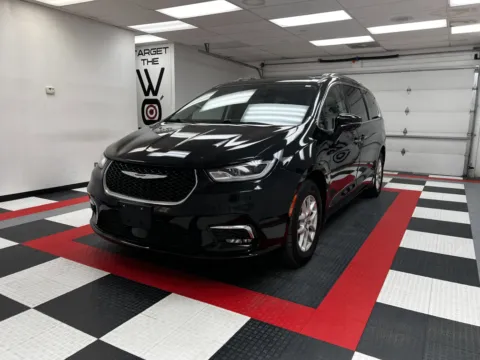 Black 2021 Chrysler Pacifica Touring L for sale in Chillicothe, MO