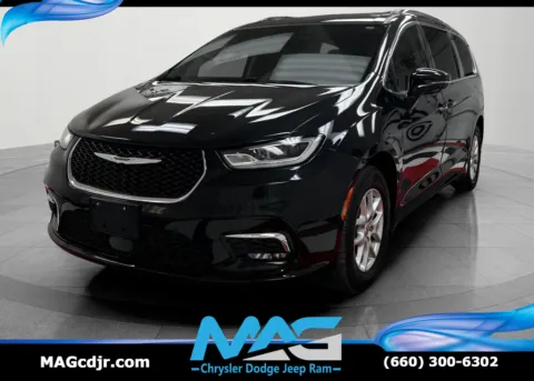 Black 2021 Chrysler Pacifica Touring L for sale in Chillicothe, MO