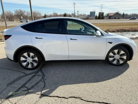 More photos of 2021 Tesla Model Y Long Range at Big Wave Auto, WI