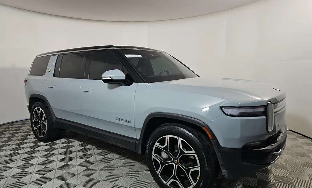 2025 Rivian R1S Adventure Dual Motor Large Pack for sale in Sussex, WI