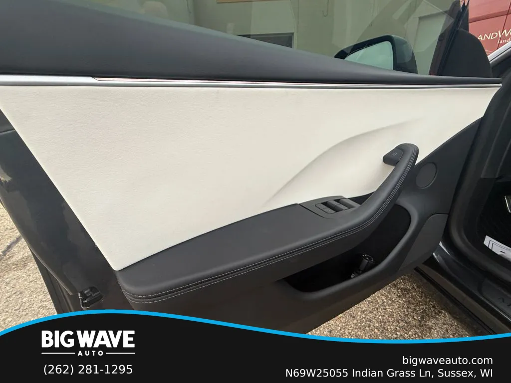 2024 Tesla Model 3 Performance photo 4