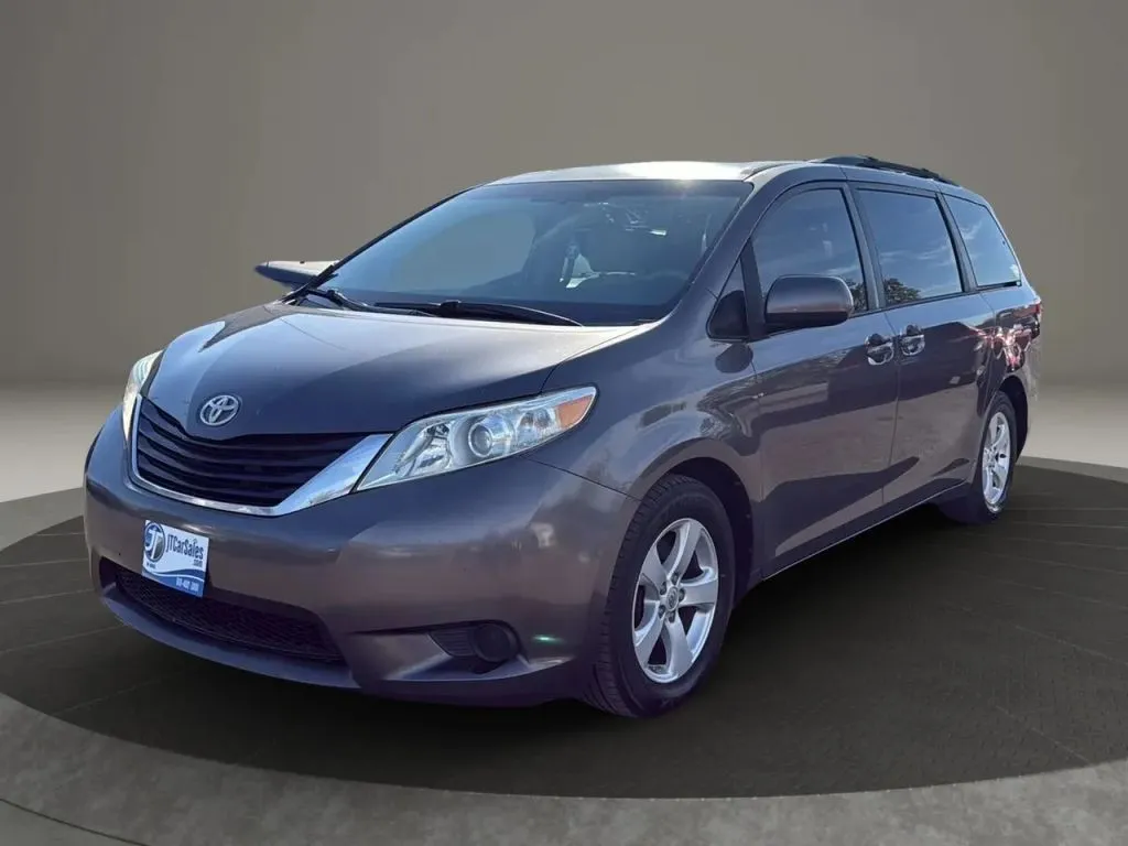 2012 Toyota Sienna LE photo 2