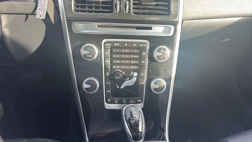 2016 Volvo XC60 T6 Drive-E Platinum photo 4