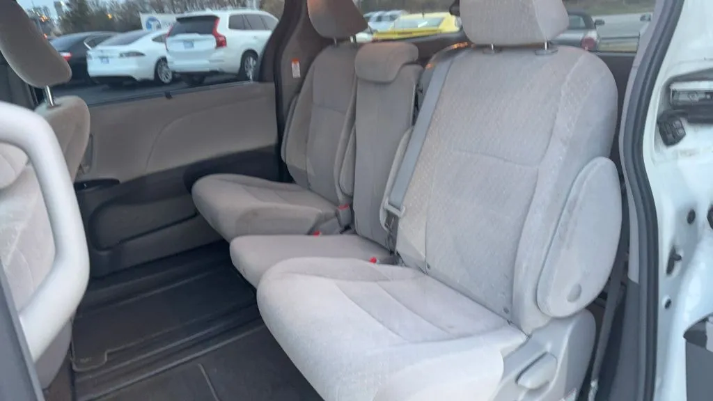 2018 Toyota Sienna LE photo 3