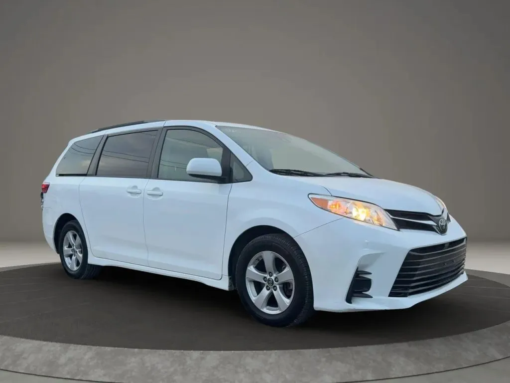 2018 Toyota Sienna LE photo 2