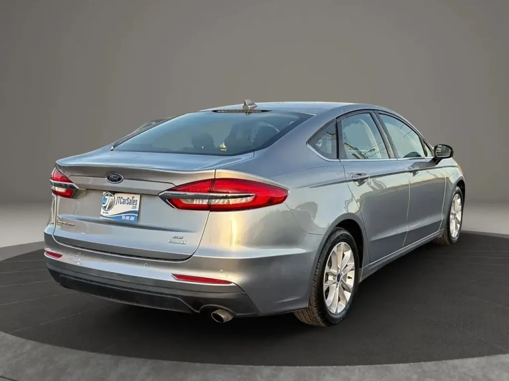 2020 Ford Fusion SE photo 3