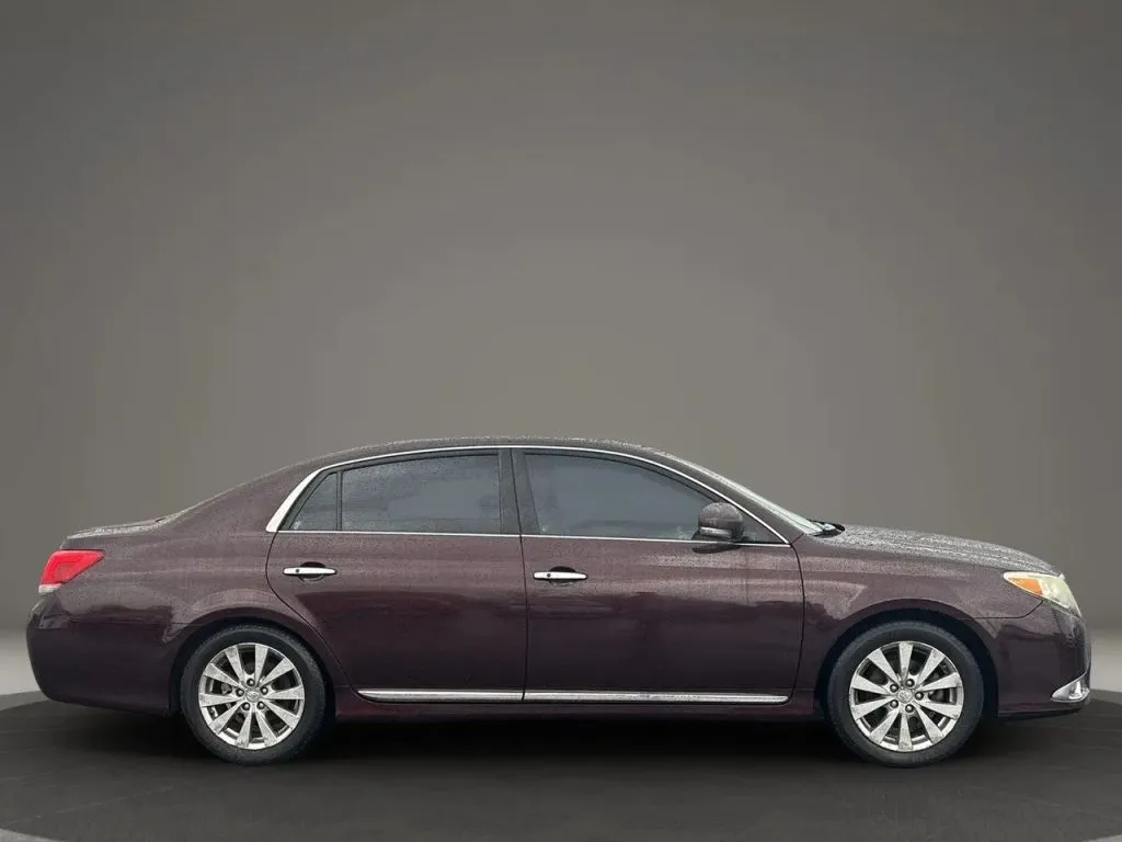 2011 Toyota Avalon photo 2