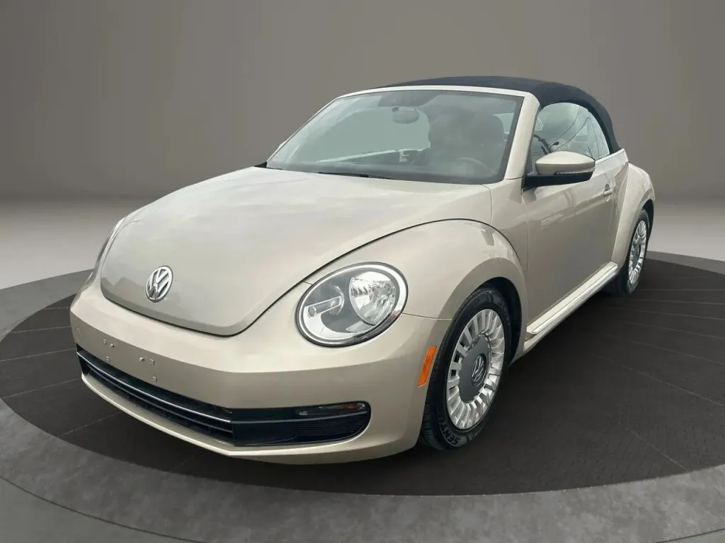 2013 Volkswagen Beetle 2.5L Convertible photo 2