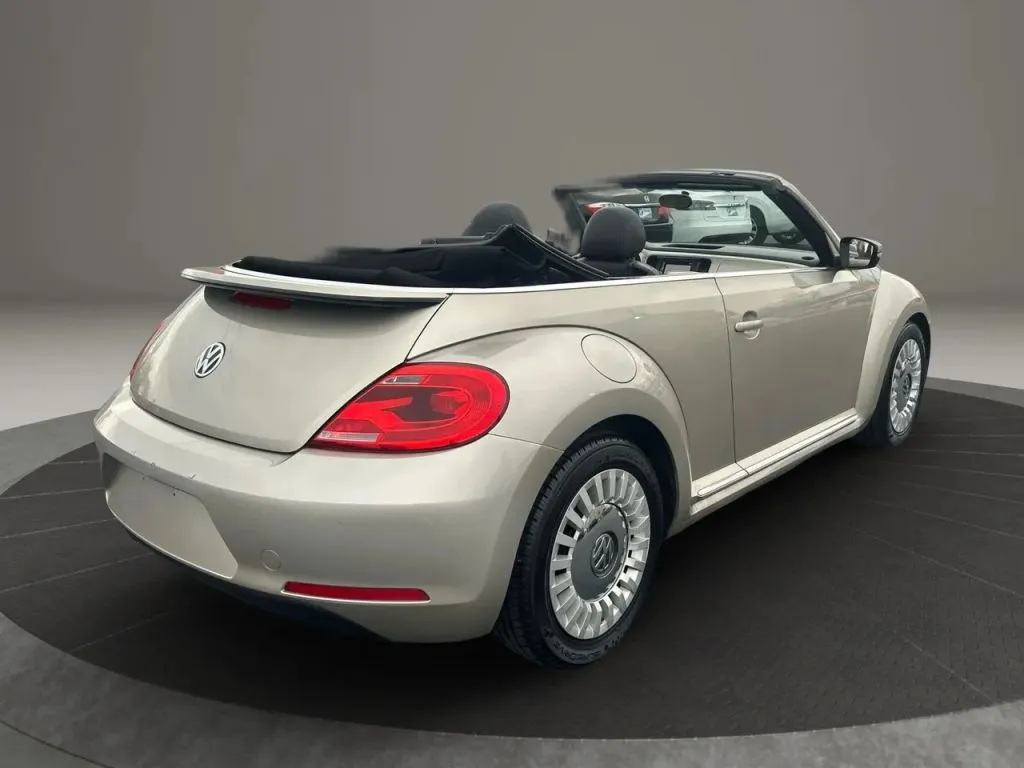 2013 Volkswagen Beetle 2.5L Convertible photo 3