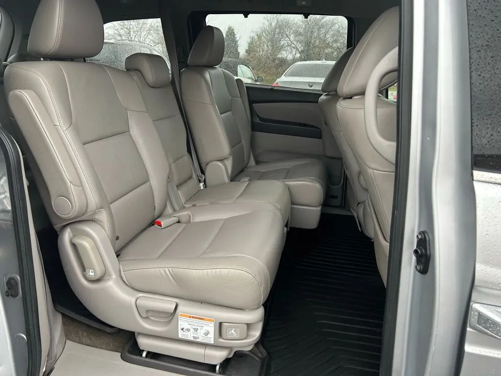 2014 Honda Odyssey Touring Elite photo 3